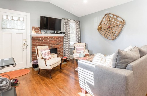 Greenville House | Summer Availability! 2B/1B W/ Lrg fenced-in backyard
