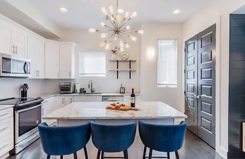 Hadley - Washington House | Summer rooftop deck, patio lounge, skyline views near Broadway