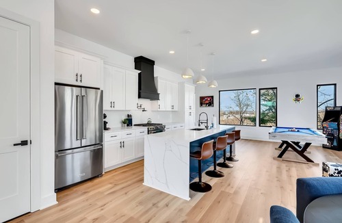Hurwood Heights House | Summer rooftop hot tub, sauna, game room near Broadway