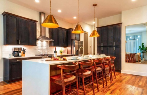 Hadley - Washington House | Summer rooftops, skyline views, karaoke garage near Broadway