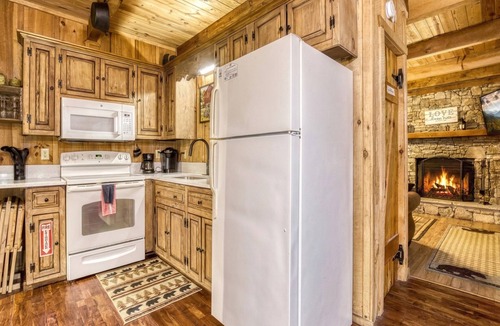 Sevierville Cabin | Summer Sale! Rustic Romance Classic American Cabin Vibes!