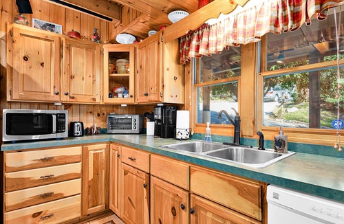 Maggie Valley Cabin | Summer special ! Log cabin with mountain View, Hot Tub, Pool Table, sleeps 10