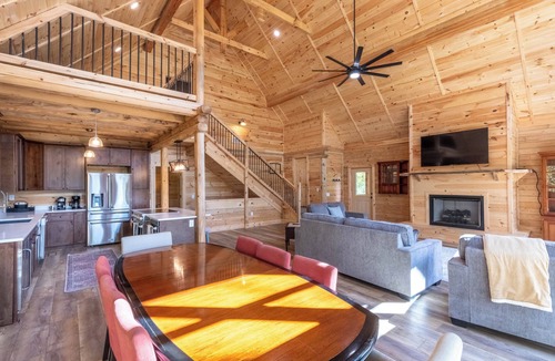 Qualla Cabin | Summit View Lodge-Hot Tub - Fire Pit - WIFI