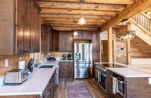 Qualla Cabin | Summit View Lodge-Hot Tub - Fire Pit - WIFI