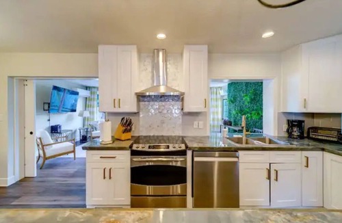 South Pinellas Community Council House | Sunbathers Casa: Huge Pool & 6 Mins to the Beach!