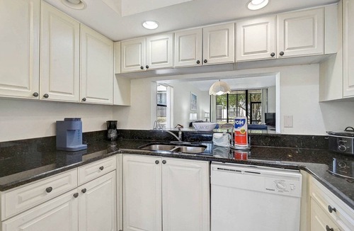 South Bradenton Condo | Suncoast Retreat - Updated Ground-Floor Condo Near IMG, Pools, Hot Tubs, Tennis, BBQ, and Beaches!