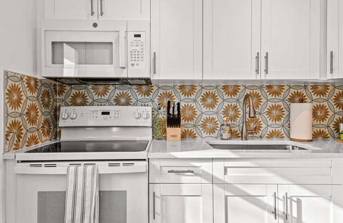 Southside Apartment | "Sunflower Cottage Apt" 2/1