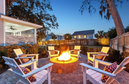 Whitemarsh Island House | Sunlit Savannah Retreat Hot Tub