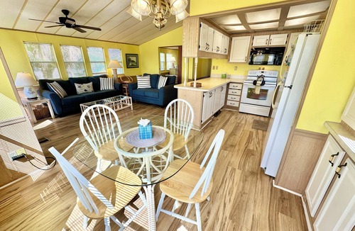 Nettles Island House | Sunny, 2 bedroom bungalow on corner lot!
