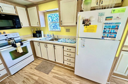 Nettles Island House | Sunny, 2 bedroom bungalow on corner lot!