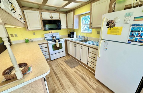Nettles Island House | Sunny, 2 bedroom bungalow on corner lot!