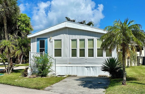 Nettles Island House | Sunny, 2 bedroom bungalow on corner lot!