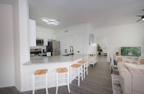Goose Creek Apartment | Sunny 2BR Resort Apt Over Pool 20 min to Downtown