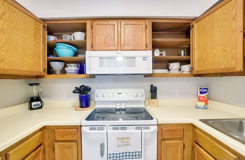 Ocean Isle Beach Apartment | Sunny Condo - Private Ocean Isle Beach Access!