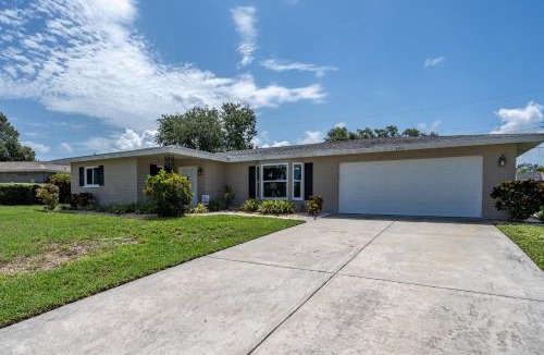 Gulf Gate Estates House | Sunny Cottage with lanai and garage, only 4 miles from Siesta Key