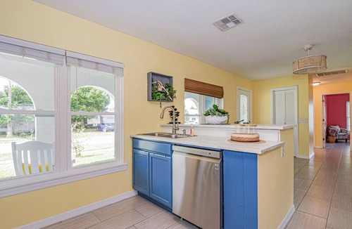 Sebastian Highlands House | Sunny Days Retreat, . 5 miles to beach, Fishing, 90min to Disney. Pet friendly