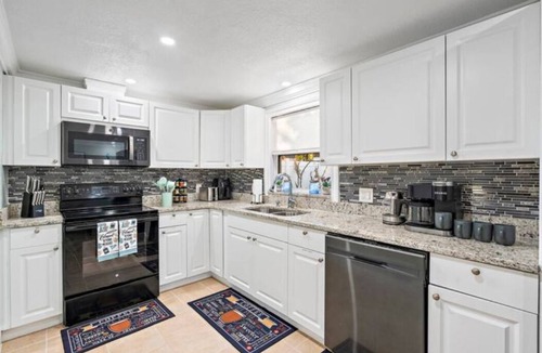 Pinellas Park House | Sunny Escape in Pinellas Park