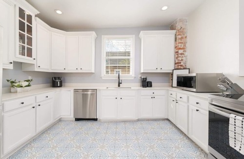 Springfield Apartment | Sunny Historic 2BR | Minutes to Stadium + Main St