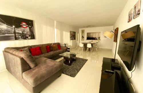 Sunny Isles Beach Apartment | Sunny Isles Condo Resort 14th floor Intracoastal view!