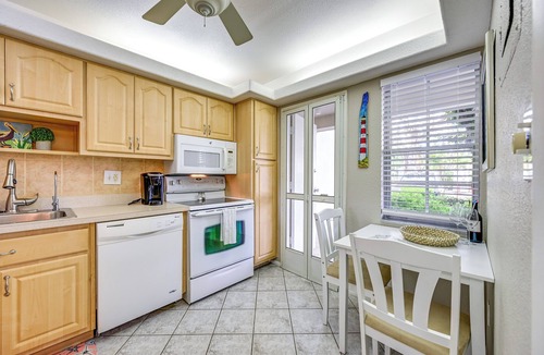 Braden River Condo | Sunny Sarasota Oasis w/Private Screened Lanai
