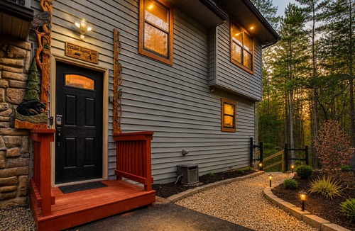 Sevierville Ski Chalet | 🌈Sunrise Views + Theater + Mini Golf +Hot Tub + Pets