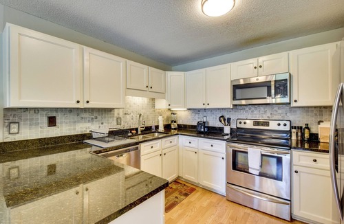 Salem Condo | Sunroom & Deck! Golf Retreat in Keowee Key