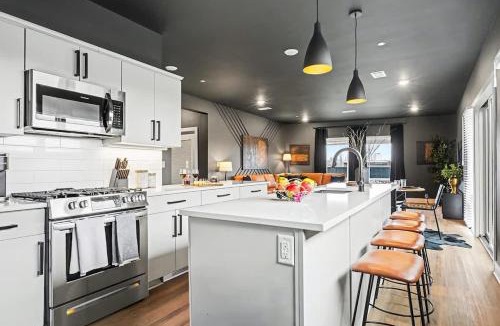 Hadley - Washington House | Sunset-Expansive Patio & Hot Tub-Mins to Broadway