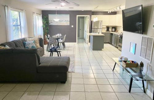 Cooper City House | Sunshine Acre 2B 2B King Master Suite, BIG Yard