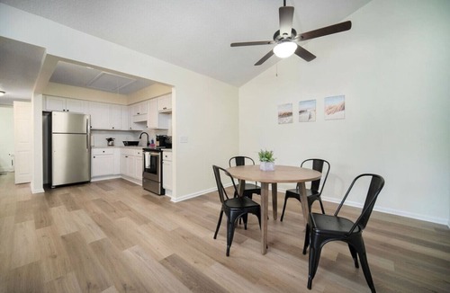 Southpoint House | Sunshine Manor - 2 bd/1ba