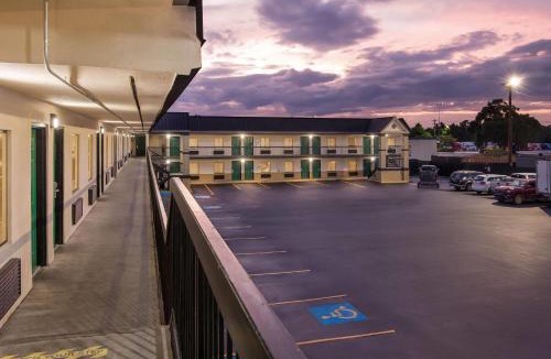 State Park Hotel | Super 8 by Wyndham Columbia