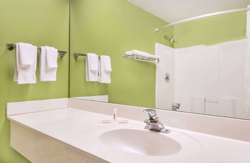 Greer Hotel | Super 8 by Wyndham Greer/Spartanburg Area