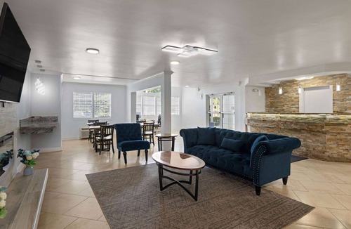Seven Oaks Hotel | Super 8 by Wyndham Harbison/Parkridge Hospital