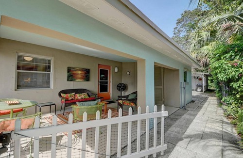 Stuart Cottage | Super Cute & Clean Pet Friendly Cottage near Beaches & Quaint Downtown Stuart