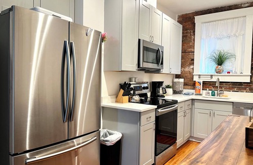 Historic District - North Condo | Super Cute Condo 12: People Watching Downtown SAV