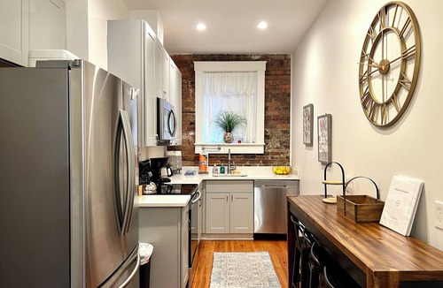 Historic District - North Condo | Super Cute Condo 12: People Watching Downtown SAV