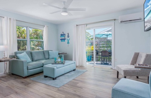 Arlington Park House | Superbly Renovated & Modern, WiFi, Heated Pool, Fido Friendly, Hot Tub, BBQ, Fenced Yard