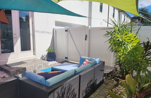 Beach Park House | Tampa Time-snowbirds, remote workers, families! Stylish, pet-friendly. 3mo min