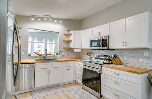 Grove City House | Tee Off & Soak Up Sun! Airy Englewood Gem w/Yard