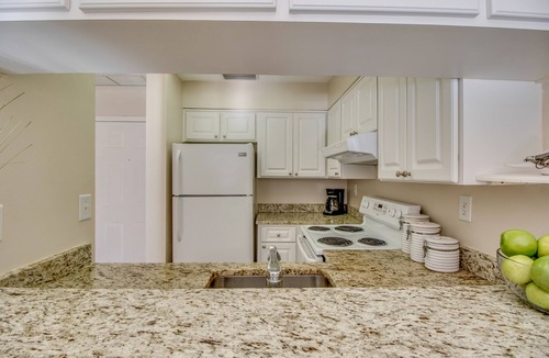 Central Naples Apartment | Tennis, Pool, Lakeview, Free Wi-Fi Cozy 2/2 condo in the heart of Naples