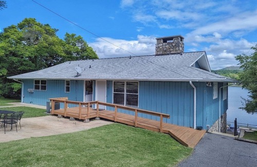 Lake Junaluska House | The Allgood Upper level home-Lake Front, Sleeps 10