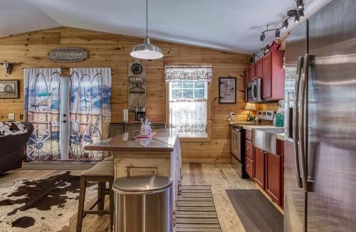 Sevierville Ski Chalet | The Barn, Hot Tub, WIFI, 560 FREE tickets each paid day