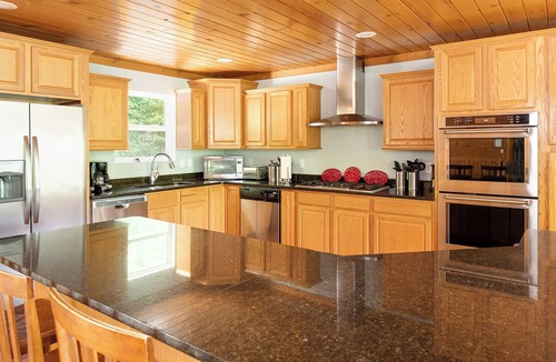 Lakeside Estates House | The Big Dipper' Dining for 30, Wet Bar, Billiards, 7 TVs, 4 master suites