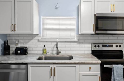 College Park House | The Blue BungalownPeaceful | Porch | HotTub I DT