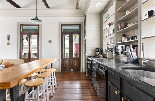 Cannonborough Elliotborough Apartment | The Blue Chip | Large Veranda | Al Fresco Dining