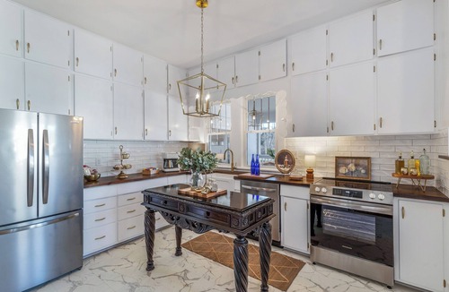 Greeneville House | The Bungalow at Ye Olde Towne Gate - Historic Greeneville - Hot Tub
