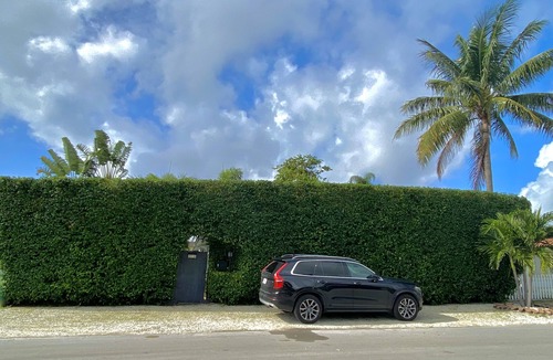 Royal Poinciana House | The Bush House - Premium Country Living for 4 - 2BR 1BA