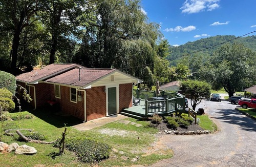 Clayton Cottage | The Clear View Cottage - Romantic 1 BR/1 bath with large deck & hot tub