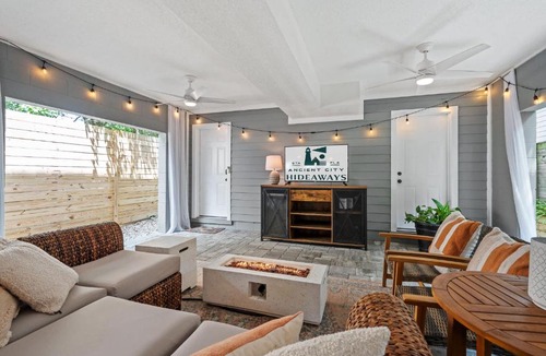 Lincolnville House | The Cottage Nook l Mins to DNTN l Dogs OK