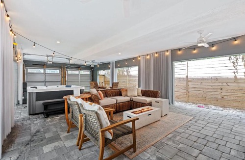 Lincolnville House | The Cottage Nook l Mins to DNTN l Dogs OK
