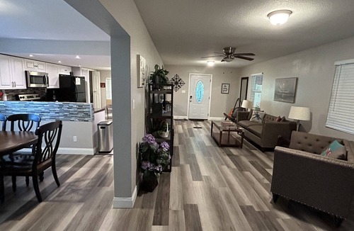 Wildwood House | The Country Porch in Wildwood Florida - A stones throw away from The Villages!